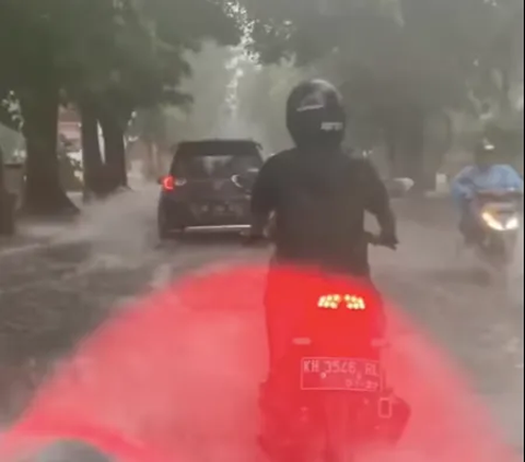 Sambil Hujan-hujanan, Pemotor Ini Asyik Joget Netizen Sebut 'Akhirnya Menikmati keberkahan yang Berbulan-bulan Ditunggu'