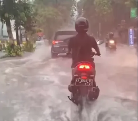 Sambil Hujan-hujanan, Pemotor Ini Asyik Joget Netizen Sebut 'Akhirnya Menikmati keberkahan yang Berbulan-bulan Ditunggu'