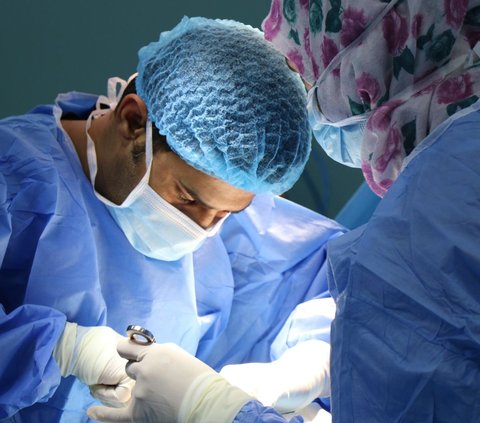 Selain prosesnya yang rumit, dalam melakukan transplantasi bola mata utuh yang dilakukan oleh Eduardo Rodriguez juga melibatkan 140 ahli bedah, dan memakan waktu selama 21 jam untuk menyelesaikan operasi ini. 