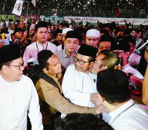 Bagaimana tidak kaget, Mahfud MD tiba-tiba disosor oleh bapak-bapak saat berada di tengah keramaian. Terlihat, bapak-bapak tersebut mencium pipi sang Menteri sekaligus Cawapres 2024 mendatang itu. <br>