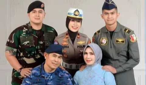 Mengikuti jejak sang ayah, anak laki-lakinya (sebelah kiri) juga berprofesi sebagai TNI AU.
