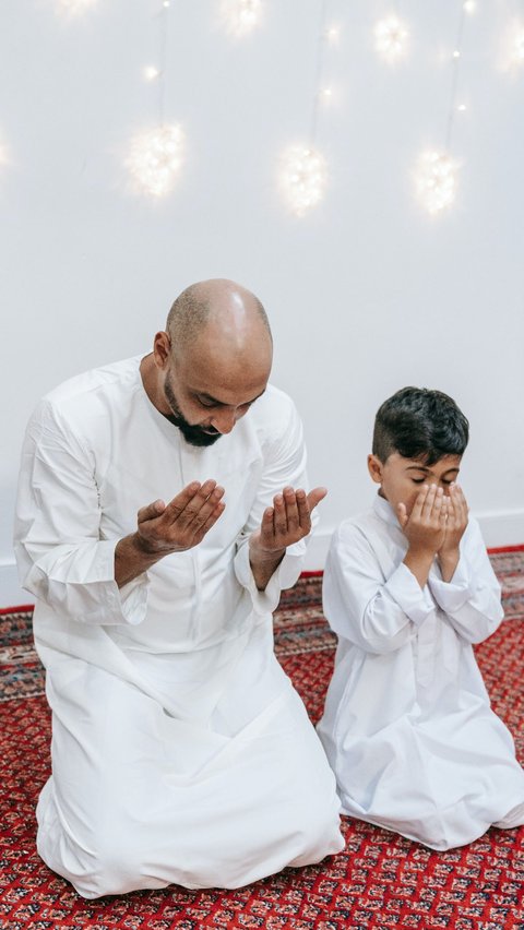 Prayer of a Pious Child Can Channel Rewards to Both Deceased Parents, Here's Why