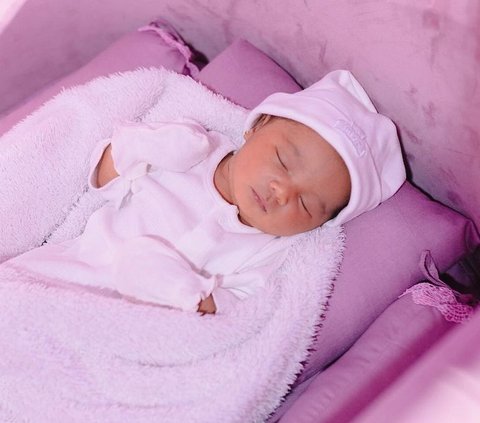 Terungkap! 10 Potret Wajah Baby Azura, Anak Kedua Atta-Aurel, Cantik Banget!