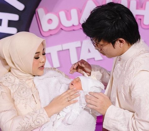 Terungkap! 10 Potret Wajah Baby Azura, Anak Kedua Atta-Aurel, Cantik Banget!