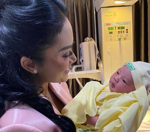 Terungkap! 10 Potret Wajah Baby Azura, Anak Kedua Atta-Aurel, Cantik Banget!