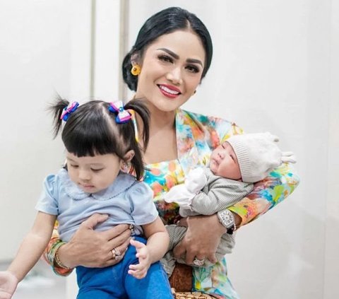 Terungkap! 10 Potret Wajah Baby Azura, Anak Kedua Atta-Aurel, Cantik Banget!