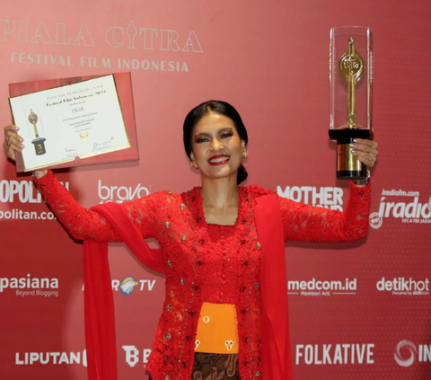 Lola Amaria berpose memegang piala saat menerima Anugerah Festival Film Indonesia (FFI) 2023 kategori  Film Dokumenter Panjang Terbaik: Eksil di Ciputra Artpreneur, Jakarta, Selasa (14/11/2023).