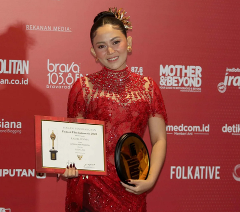 Selebgram Rachel Vennya berpose memegang piala seusai menerima Anugerah Festival Film Indonesia (FFI) 2023 kategori Aktris Pilihan Penonton  (Piala Dhalia) di Ciputra Artpreneur, Jakarta, Selasa (14/11/2023).