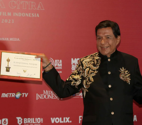 Produser  Raam Punjabi berpose memegang piala saat menerima Anugerah Festival Film Indonesia (FFI) 2023 kategori  Pengabdian Seumur Hidup di Ciputra Artpreneur, Jakarta, Selasa (14/11/2023).