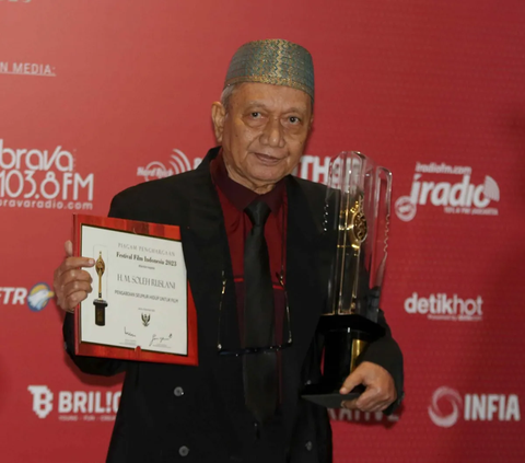 Sinematografer H.M. Soleh Ruslani berpose memegang piala saat menerima Anugerah Festival Film Indonesia (FFI) 2023 kategori  Pengabdian Seumur Hidup di Ciputra Artpreneur, Jakarta, Selasa (14/11/2023).