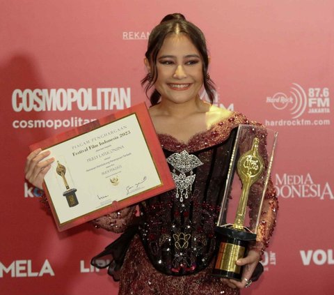 Aktris Prilly Latuconsina berpose memegang piala seusai menerima Anugerah Festival Film Indonesia (FFI) 2023 kategori Pemeran Pendukung Wanita Terbaik di Ciputra Artpreneur, Jakarta, Selasa (14/11/2023).