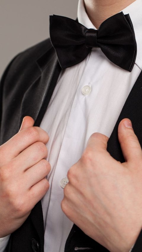 how should a bow tie look