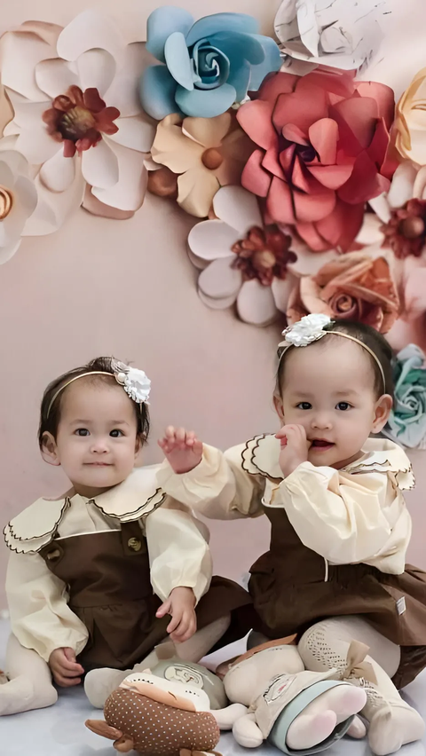 Maximum Cuteness, Portraits of Twin Daughters Annisa Rahma and Anandito