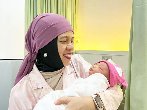 8 Momen Bahagia Ibunda Atta Halilintar Gendong Baby Azura: Syukur Tak Terhingga Pada-Mu Ya Allah