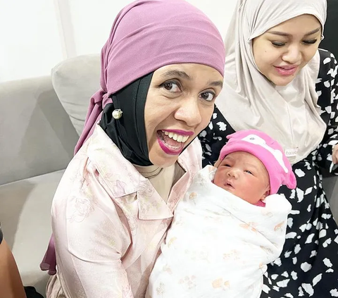 8 Momen Bahagia Ibunda Atta Halilintar Gendong Baby Azura: Syukur Tak Terhingga Pada-Mu Ya Allah