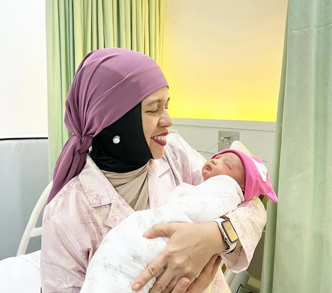 8 Momen Bahagia Ibunda Atta Halilintar Gendong Baby Azura: Syukur Tak Terhingga Pada-Mu Ya Allah