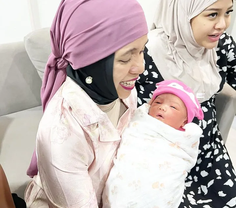 8 Momen Bahagia Ibunda Atta Halilintar Gendong Baby Azura: Syukur Tak Terhingga Pada-Mu Ya Allah