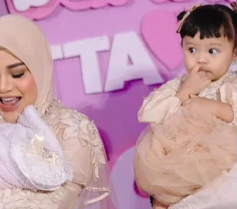 8 Momen Bahagia Ibunda Atta Halilintar Gendong Baby Azura: Syukur Tak Terhingga Pada-Mu Ya Allah