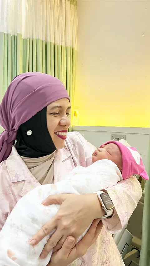 8 Momen Bahagia Ibunda Atta Halilintar Gendong Baby Azura: Syukur Tak Terhingga Pada-Mu Ya Allah