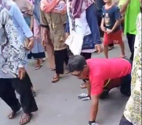 Viral Pria Lakukan Nazar Merangkak 1 KM saat Jalan Depan Rumah Diaspal, Penantian 9 Tahun Akhirnya Terwujud