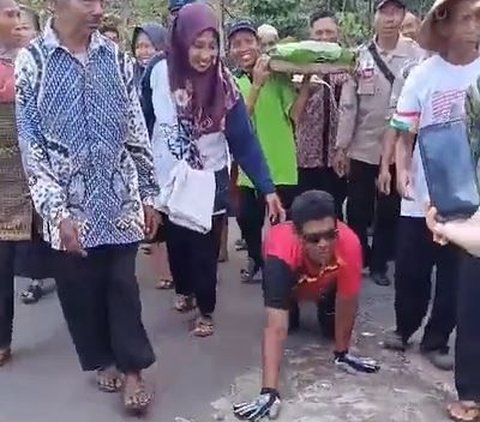 Viral Pria Lakukan Nazar Merangkak 1 KM saat Jalan Depan Rumah Diaspal, Penantian 9 Tahun Akhirnya Terwujud