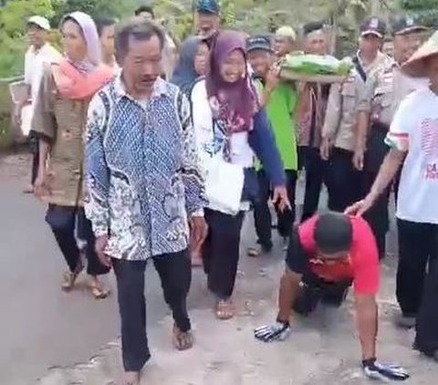 Viral Pria Lakukan Nazar Merangkak 1 KM saat Jalan Depan Rumah Diaspal, Penantian 9 Tahun Akhirnya Terwujud