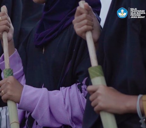 Anak di Kampung Citorek Lebak Punya Cara Unik Makan Buah, 'Dijus' Manual dalam Batang Bambu