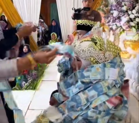 Pengantin Madura Dikalungi Uang saat Menikah, Ternyata Ini Alasannya