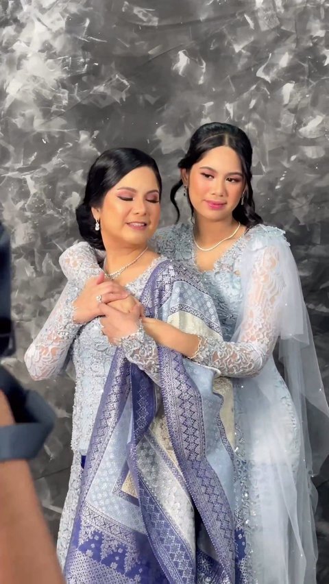 If they stand side by side, Almira's height now matches Annisa Pohan's height, you know! Annisa Pohan is indeed known to be close to her daughter. It is not uncommon for her to share precious moments with Almira.