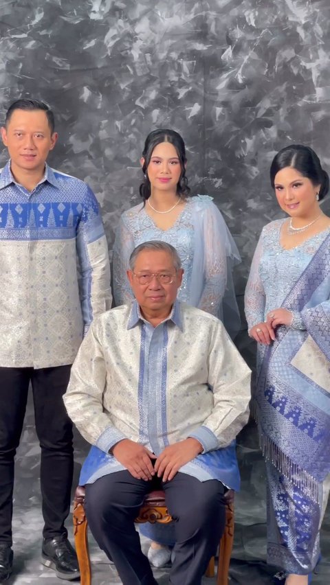 Not a few netizens mention that Almira's face is getting more and more similar to her mother's. Therefore, when standing side by side with her mother, her face is like a split betel nut with Annisa Pohan.