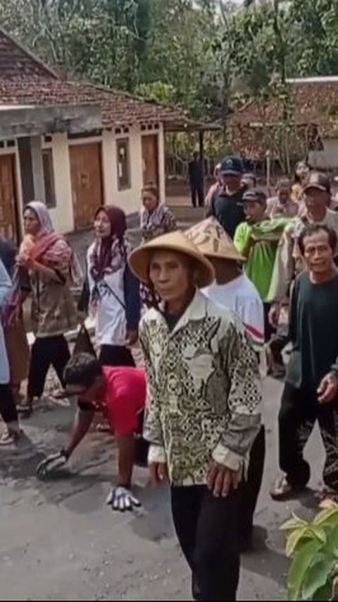 Saking Bahagia Jalan Kampungnya Diaspal, Warga di Gunungkidul Merangkak 1 Kilometer<br>