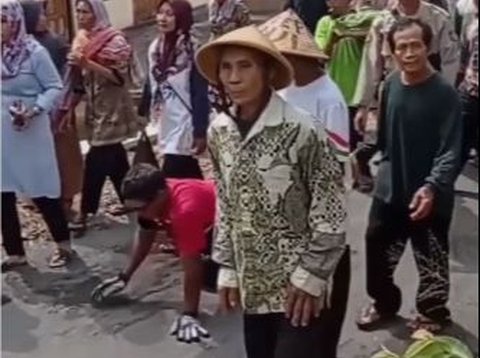 Saking Bahagia Jalan Kampungnya Diaspal, Warga di Gunungkidul Tunaikan Nazar Merangkak 1 Kilometer