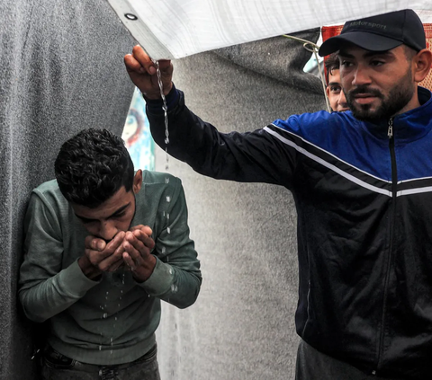 FOTO: Di Tengah Kesulitan Air Bersih, Hujan Deras Akhirnya Turun di Jalur Gaza dan Disambut Penuh Syukur Warga Palestina