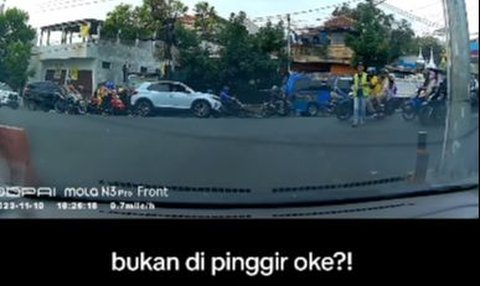 Puas Banget Lihat Pemobil Serobot Antrean Diskak Mat Pengendara Lain, Tegurannya Halus Tapi Menusuk ke Ulu Hati