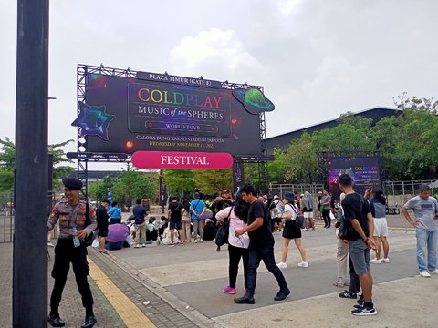 Konser Coldplay Digelar Nanti Malam, Penonton Mulai Padati Area GBK