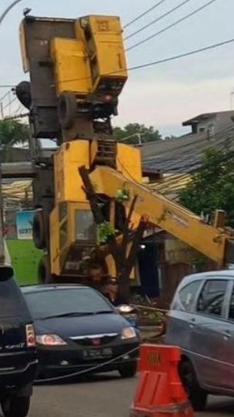 Tak Kuat Angkat Beban, Truk Crane Terjungkir di Jalan Mayor Oking Cibinong