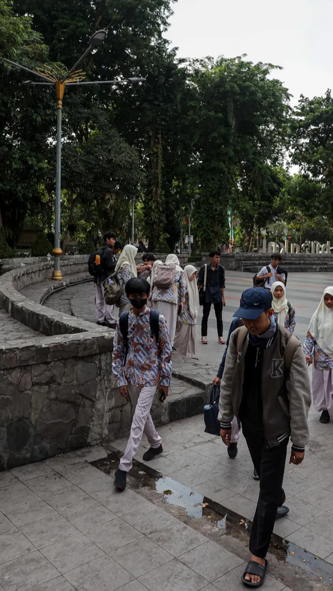 Taman yang terletak di Jalan Raya Darmo, Wonokromo, Surabaya tersebut biasanya ramai saat akhir pekan.