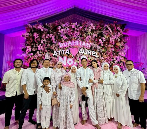 Deretan Foto Sarah Menzel saat Hadir di Acara Akikah Baby Azura Anak Atta & Aurel Hermansyah, Kenakan Kerudung Penampilannya Bikin Pangling