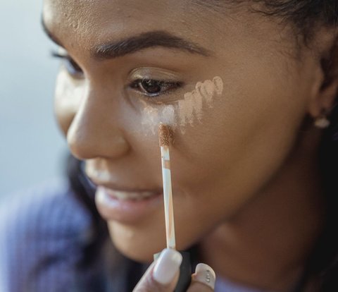Prevent Cracks Under the Eyes, Rub Concealer to Warm it Up Before Use