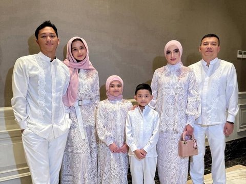 Deretan Foto Sarah Menzel saat Hadir di Acara Akikah Baby Azura Anak Atta & Aurel Hermansyah, Kenakan Kerudung Penampilannya Bikin Pangling