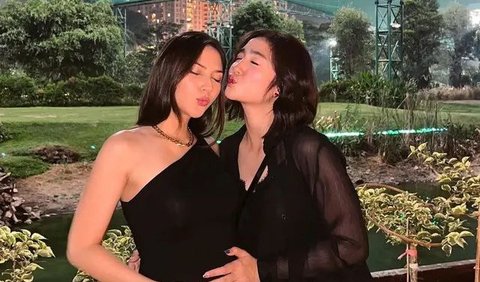 Jessica Mila, yang tengah menantikan kelahiran anak pertamanya, tampil memesona dalam balutan elegan bersama sahabatnya, Febby Rastanty. Dalam foto yang dibagikan Febby, keduanya terlihat anggun dengan outfit serba hitam.