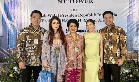 Saat bersama suaminya di suatu acara, ia mengenakan dress kuning simpel tanpa lengan yang memperlihatkan dengan bangga baby bump yang sedang dikandungnya.