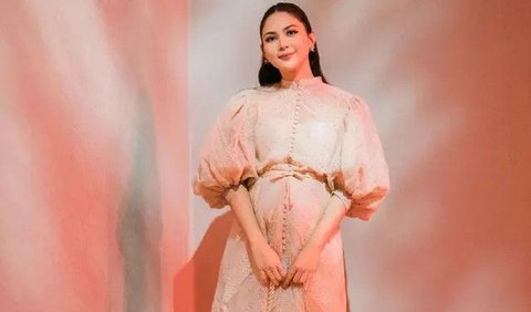 Dalam dress rancangan Sapto Djojokartiko, Jessica Mila sekali lagi memukau dengan keanggunannya.