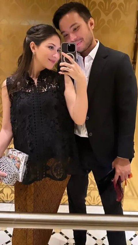 Dalam selfie bersama sang suami, Jessica Mila memamerkan pesona kebaya hitam tanpa lengan dengan kain batik sebagai rok.