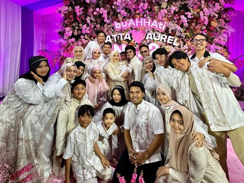 Deretan Foto Sarah Menzel saat Hadir di Acara Akikah Baby Azura Anak Atta & Aurel Hermansyah, Kenakan Kerudung Penampilannya Bikin Pangling