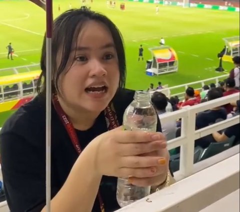 Bak Supermarket Berjalan, Penjual Minum di Stadion Ini Melayani Pembayaran Debit hingga QRIS