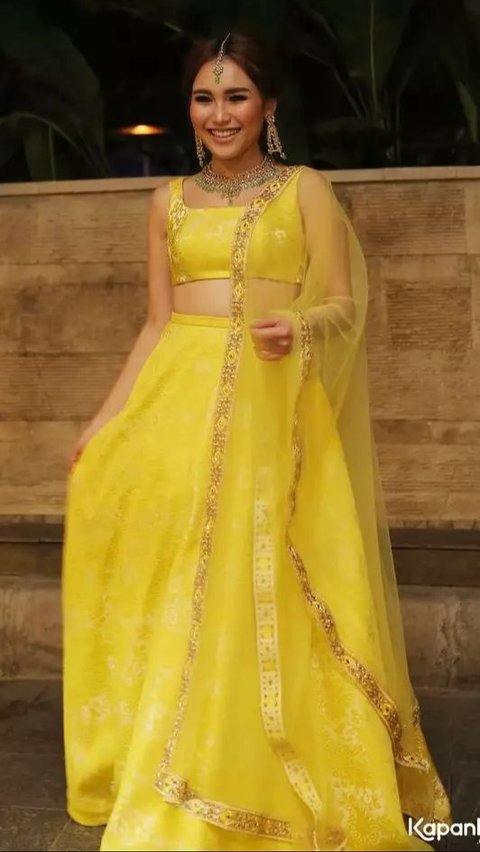 Ayu Ting dengan baju india berwarna kuning membuatnya semakin cantik. Ia bahkan dipuji bak artis Bolywood.