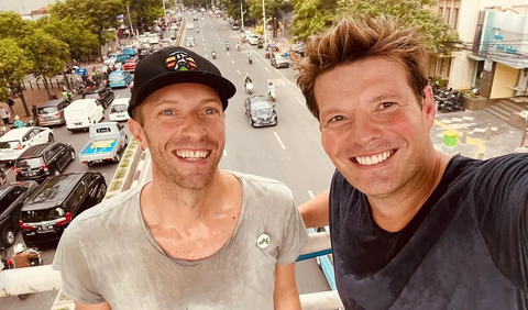 2. Vokalis Coldplay, Chris Martin Sempatkan Nyeker Keliling Jakarta Sebelum Konser