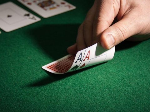 Bagaimana Cara Bermain Poker yang Benar? Kenali Aturan dan Variasi Mainnya