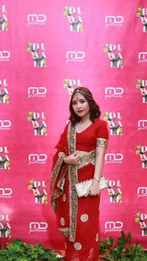 Priilly Latuconsina begitu menggemaskan dengan dress India warna merah lengkap dengan hiasan kepala.